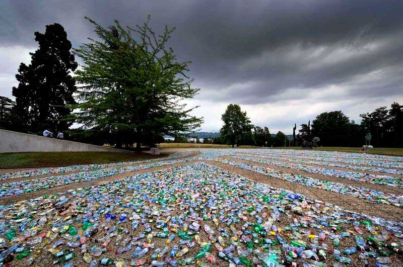 El laberinto de reciclaje, elaborado con 8 mil botellas de plástico y ubicado cerca del edificio de la ONU - Ginebra, 2011.