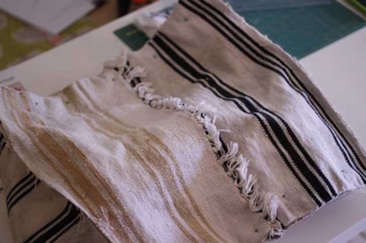 Descansa tus pies en una original otomana hecha de alfombras recicladas