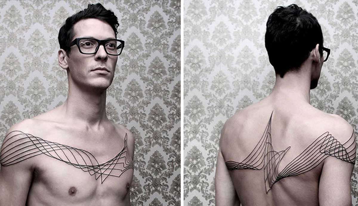 Tatuajes geométricos vuelan elegantemente a través del cuerpo humano
