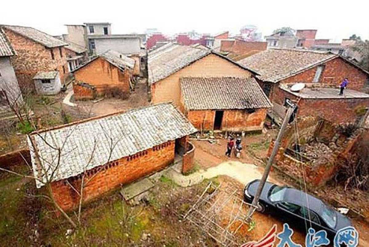 Resultado de imagen para Millonario chino construye casas lujosas en el barrio pobre donde vivió su infancia y se las regala a sus vecinos.