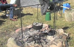 Esta es la cocina perfecta para una fogata mientras miras las estrellas