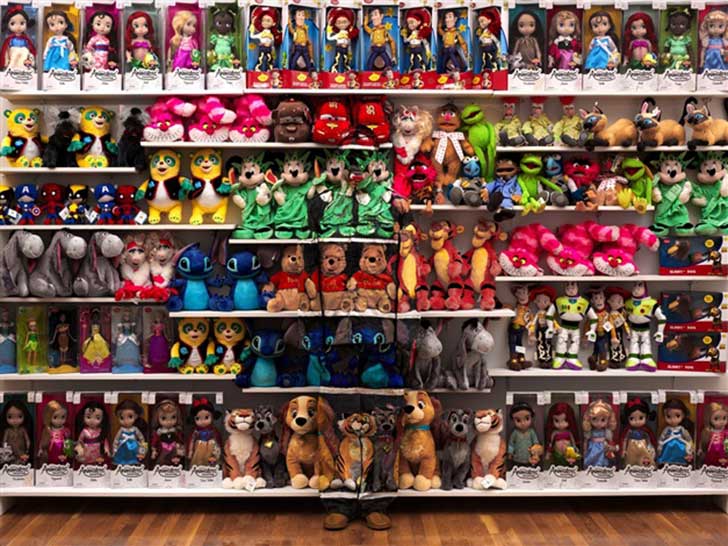 liu-bolin-hiding-in-new-york-no.-7-made-in-china