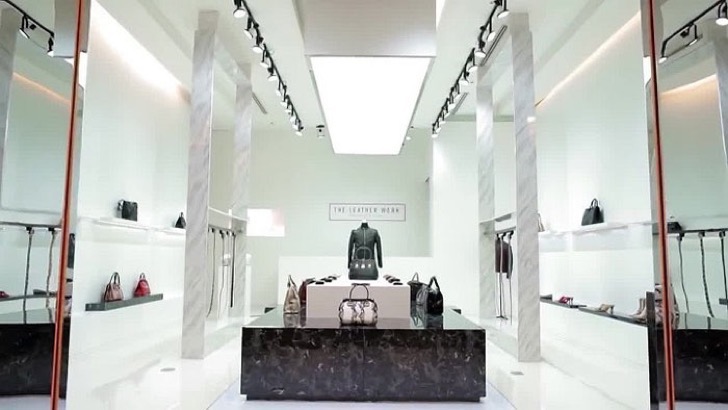 Entraron a una tienda a comprar ropa, pero lo que encontraron dentro fue algo sangriento y horrible - Imagen 1