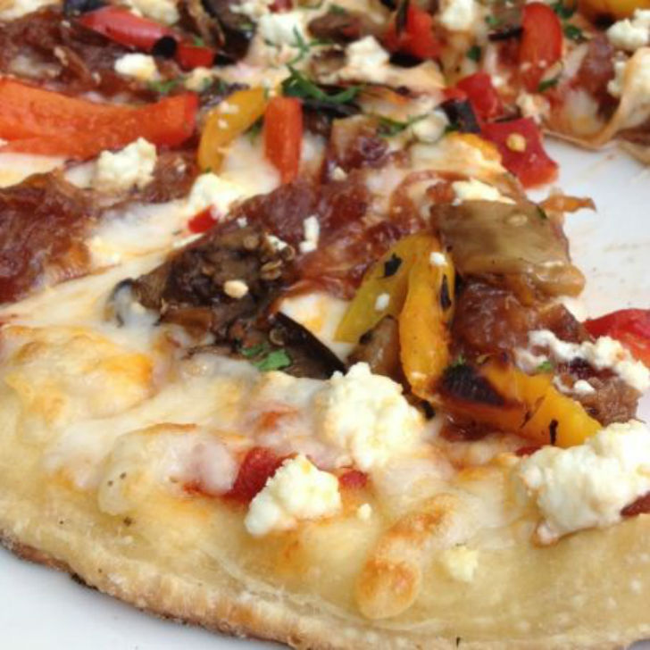 pizza-de-berenjenas-pimientos-cebolla-y-queso-de-cabra
