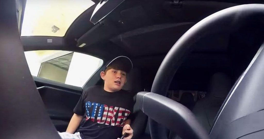 Se subió como copiloto al coche de su papá. Mira lo que Se subió como copiloto al coche de su papá. Mira lo que