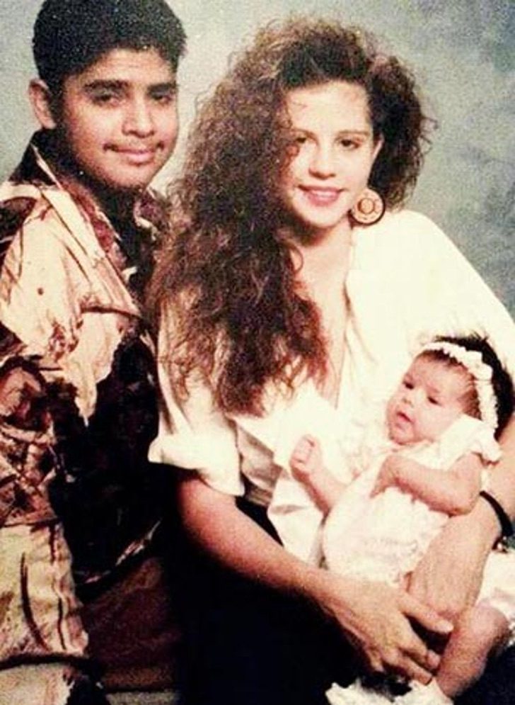 Hasta Selena Gomez hizo la 1era comunión. 14 desconocidas fotos