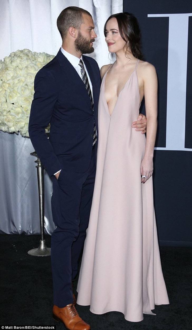 Dakota Johnson asiste con sexy y revelador atuendo al estreno de 50 sombras  más oscuras | Upsocl