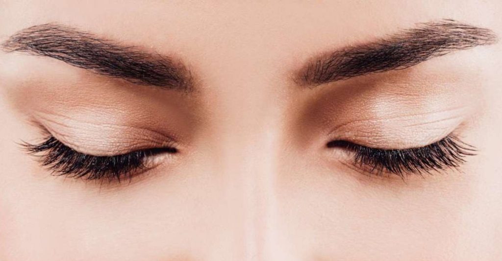 Que Tiene Las Cejas Tan Pobladas Que Se Unen