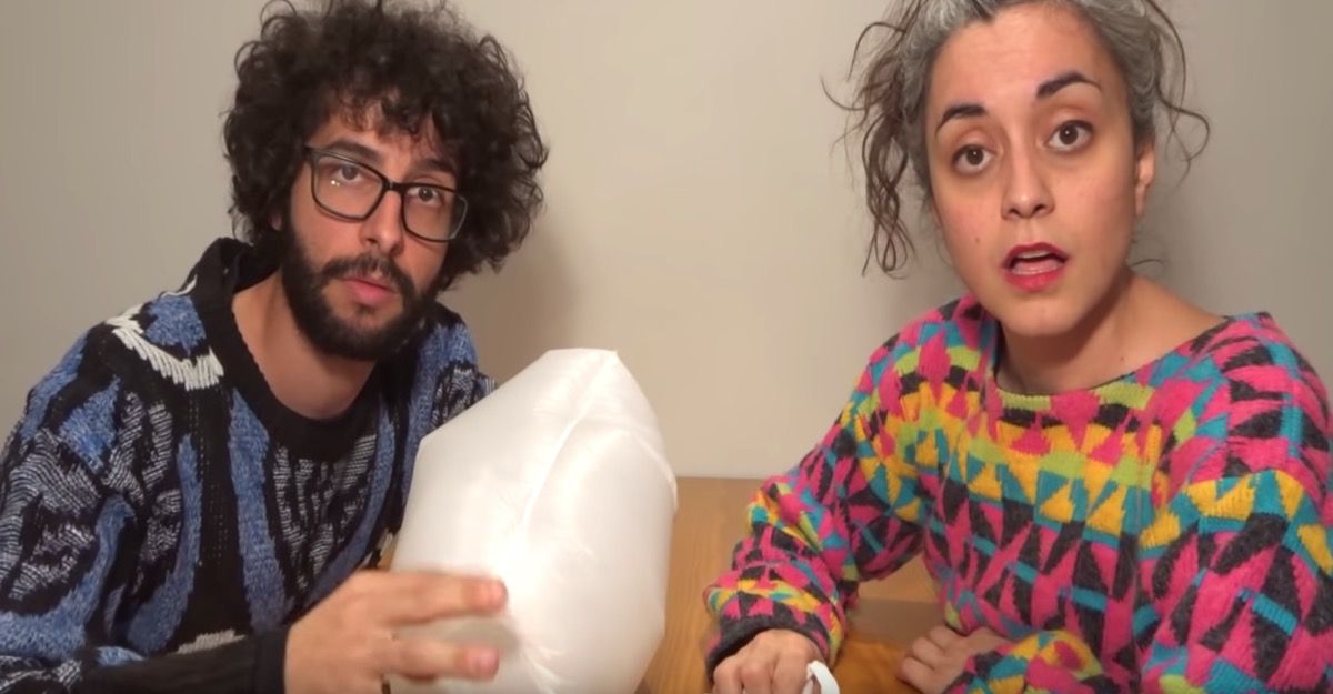 Extraño y sustentable: Jóvenes hacen música «pellizcando» bolsas, golpeando mesas y haciendo beatbox