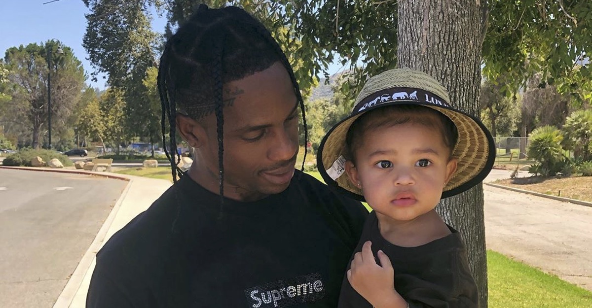 Travis Scott le hizo trenzas a Stormi y luce idéntica a él. Ya no parece tanto una Kardashian