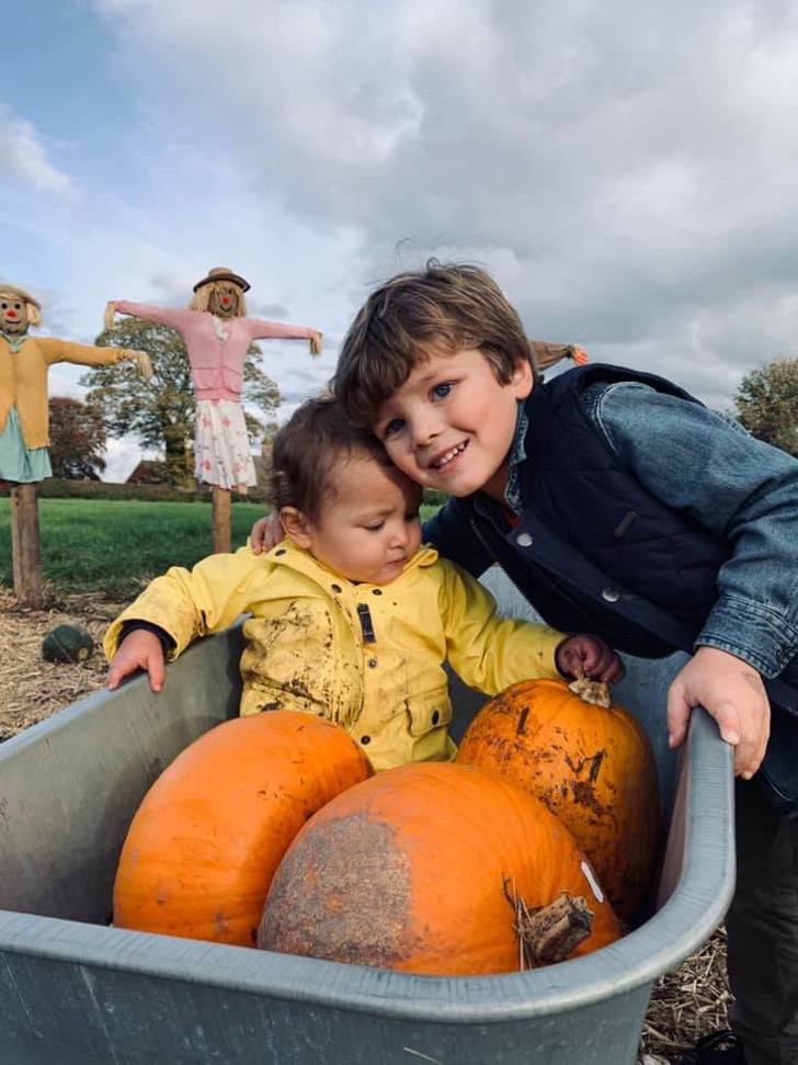 Pequeño de 4 años le traduce los programas de TV a sus padres sordos