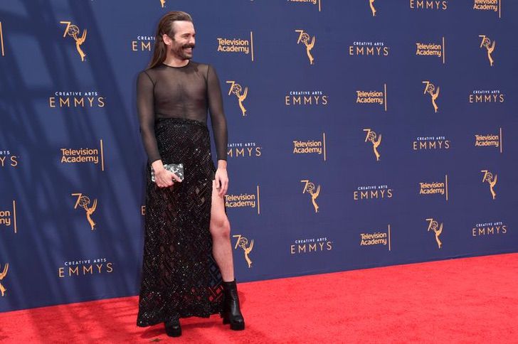 12 hombres famosos que se atrevieron a usar vestido. Neil Patrick H. lució  sus piernas tonificadas | Upsocl