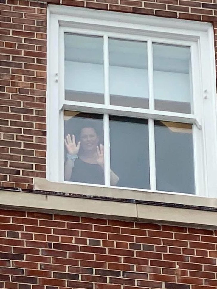 Este hombre sólo puede ver a su esposa desde la ventana del hospital mientras espera para dar a luz 2 Este hombre sólo puede ver a su esposa desde la ventana del hospital mientras espera para dar a luz