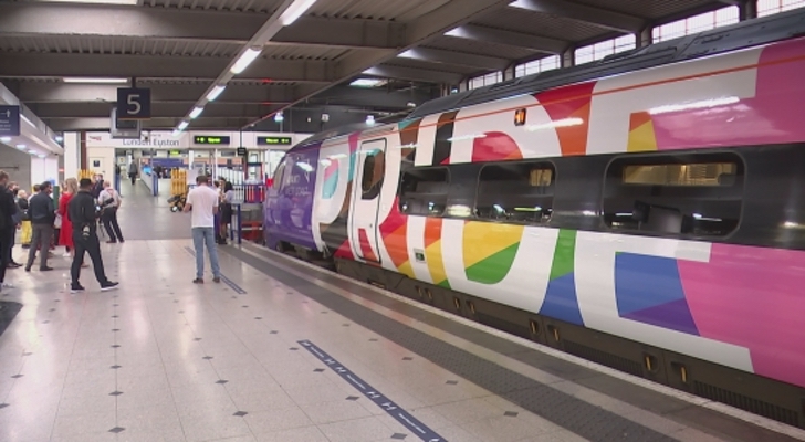 tren LGBT ORGULLO