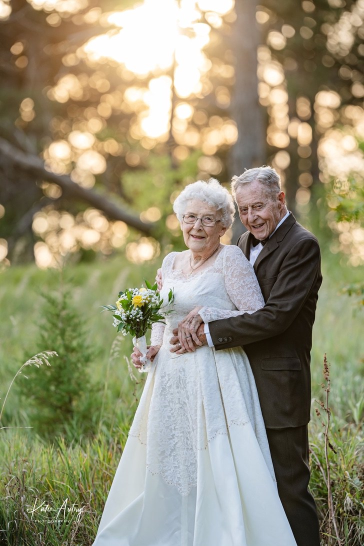 Cumplieron 60 años de casados y celebraron vistiendo su atuendo de boda.  Aún se aman como aquel día | Upsocl
