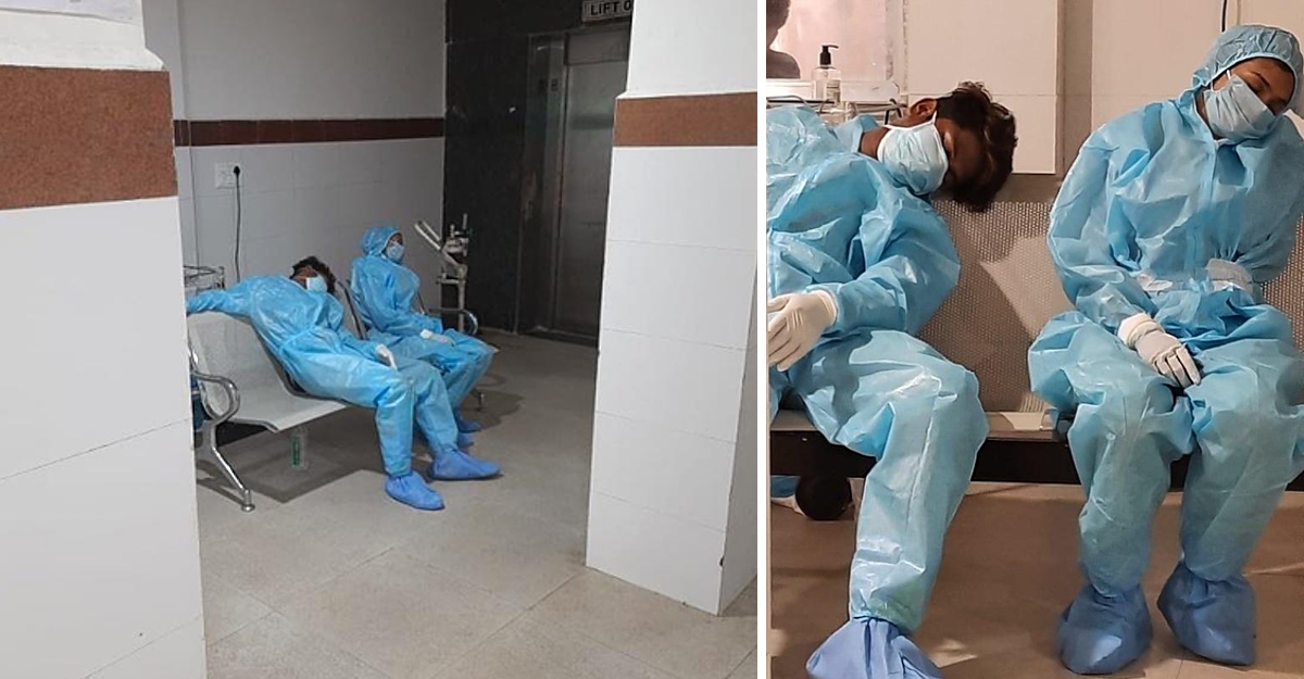 Enfermeros exhaustos descansan y duermen en salas del hospital tras un