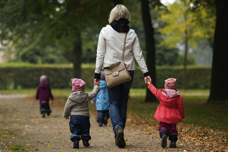 Ser una madre que se queda en casa es un lujo… ¿pero para quién ... Adolecentes en casa de lujo