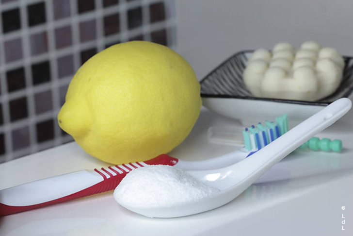 Blanquear el techo dientes jugo de limon