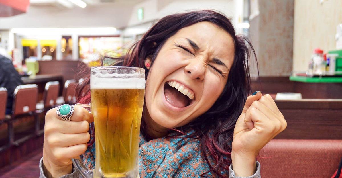 Al cabeza una cerveza de dolor tomar