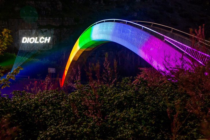 Puente se ilumina como un arcoíris para rendir homenaje a los trabajadores de la salud en Gales 1 El puente del arcoíris se ilumina para rendir un homenaje a los ...