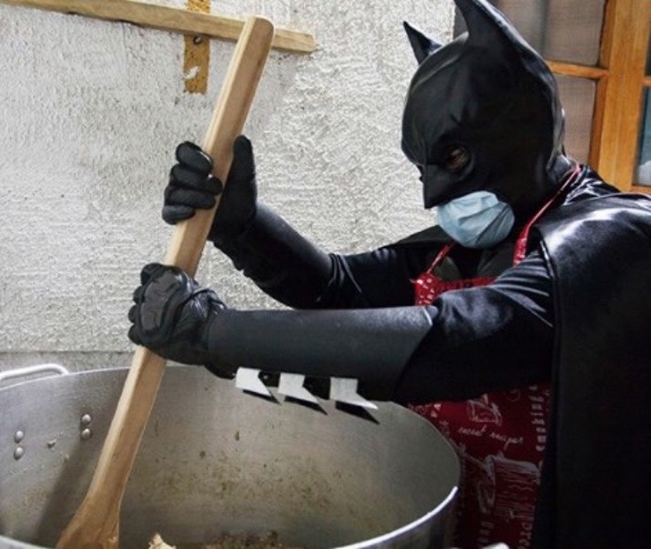 Chileno prepara comida y se viste de Batman para repartirla a necesitados.  No pide fama, sólo ayuda | Upsocl